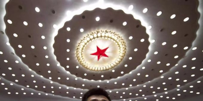 Ein chinesischer Sicherheitsbeamter in der Grossen Halle des Volkes. Foto: Ng Han Guan/AP POOL/dpa Ein chinesischer Sicherheitsbeamter in der Grossen Halle des Volkes. Foto: Ng Han Guan/AP POOL/dpa