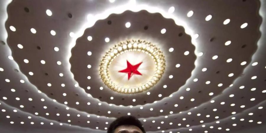 Ein chinesischer Sicherheitsbeamter in der Grossen Halle des Volkes. Foto: Ng Han Guan/AP POOL/dpa