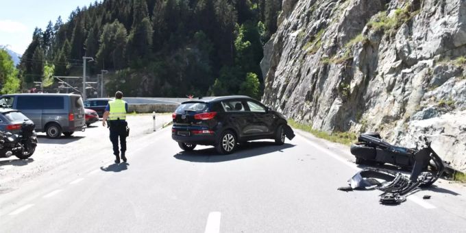 Bei einer Kollision zwischen einem Motorrad und einem Auto wurde der Motorradfahrer verletzt. Kollison, Somvix GR