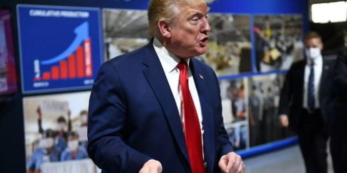S-Präsident Trump mit Maske in der Hand S-Präsident Trump mit Maske in der Hand