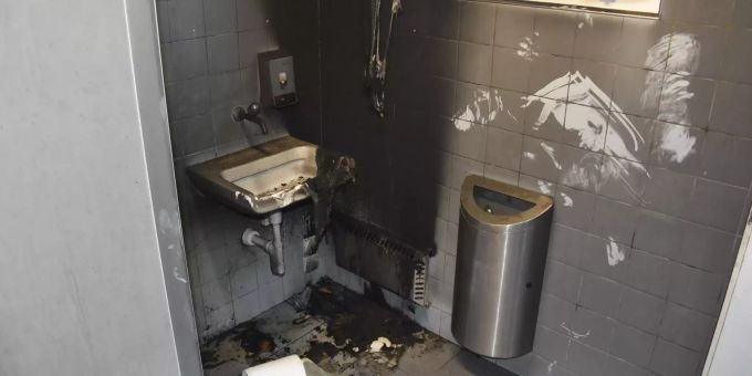 Brandstiftung in öffentlicher Toilette. Brandstiftung in öffentlicher Toilette
