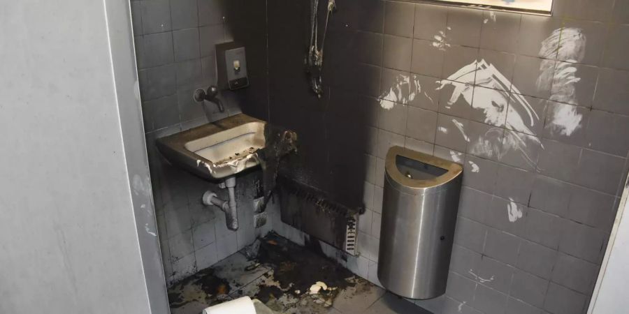 Brandstiftung in öffentlicher Toilette