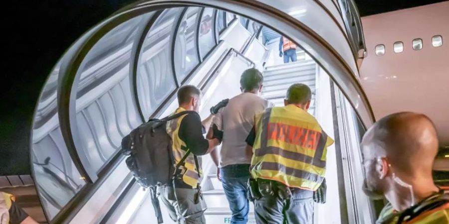 Das Archivfoto zeigt einen Abschiebeflug vom Flughafen Leipzig-Halle nach Afghanistan. Foto: Michael Kappeler/dpa