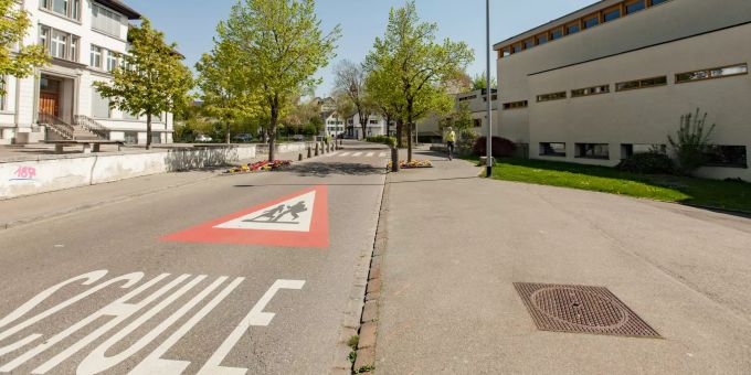 Strassenmarkierung bei Schulgebäude Mettlen in Opfikon. Strassenmarkierung bei Schulgebäude Mettlen in Opfikon.