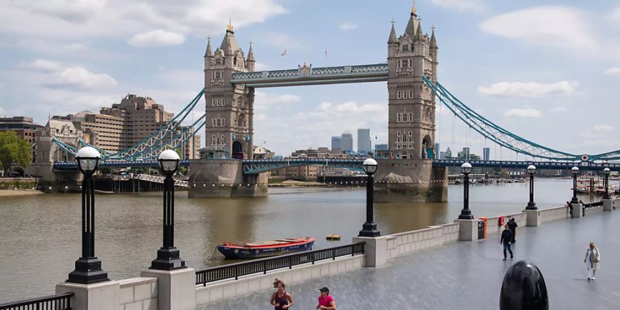 Jogger laufen in London am Ufer der Themse entlang. Foto: Dominic Lipinski/PA Wire/dpa