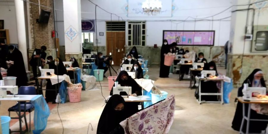 Frauen nähen Schutzmasken in Teheran