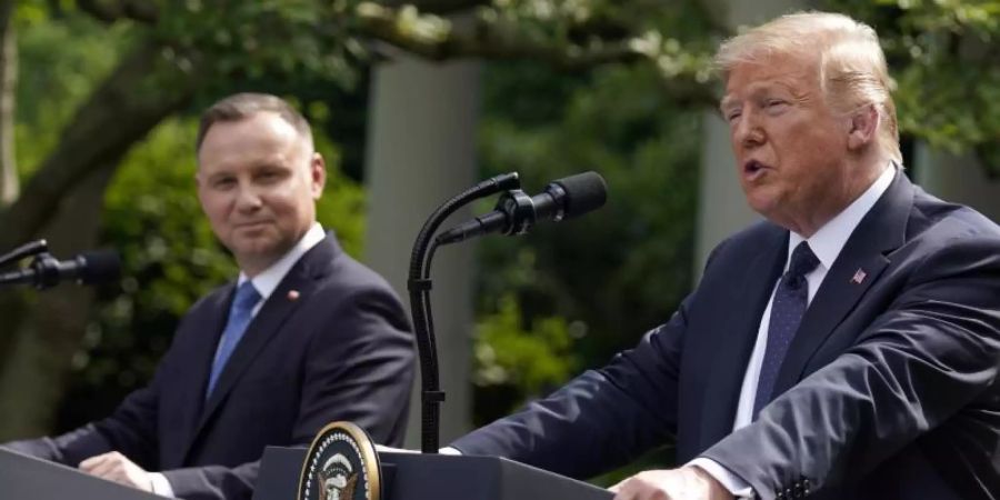 Donald Trump spricht neben Andrzej Duda während einer Pressekonferenz im Rosengarten des Weissen Hauses. Foto: Evan Vucci/AP/dpa