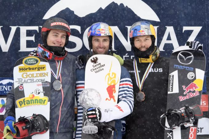 Alex Pullin hier auf dem Podest beim FIS World Cup Snowboard Cross in Veysonnaz. Alex Pullin
