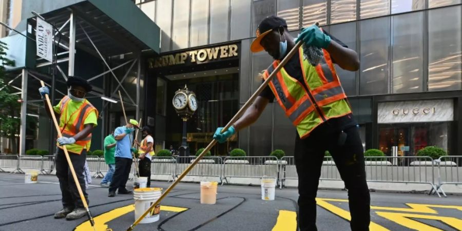 Schriftzug wird auf Fifth Avenue gemalt