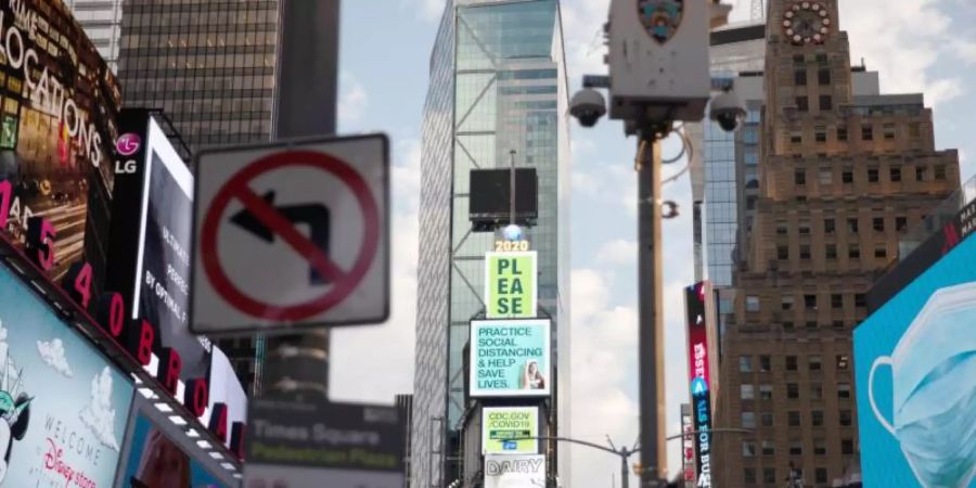 Am Times Square in New York weisen elektronische Plakatwände auf Hygiene- und Abstandsregeln hin. Foto: Michael Nagle/XinHua/dpa
