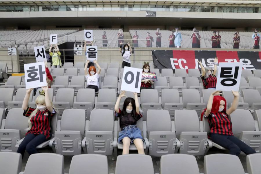 Der FC Seoul schmückte seine Tribüne mit Puppen.