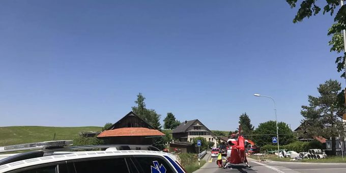 Die lebensbedrohlich verletzte Fussgängerin musste mit der Rega ins Spital geflogen werden. Die lebensbedrohlich verletzte Fussgängerin musste mit der Rega ins Spital geflogen werden.