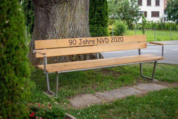 Eine Bank zur Feier des Natur- und Vogelschutzvereins in Dintikon.