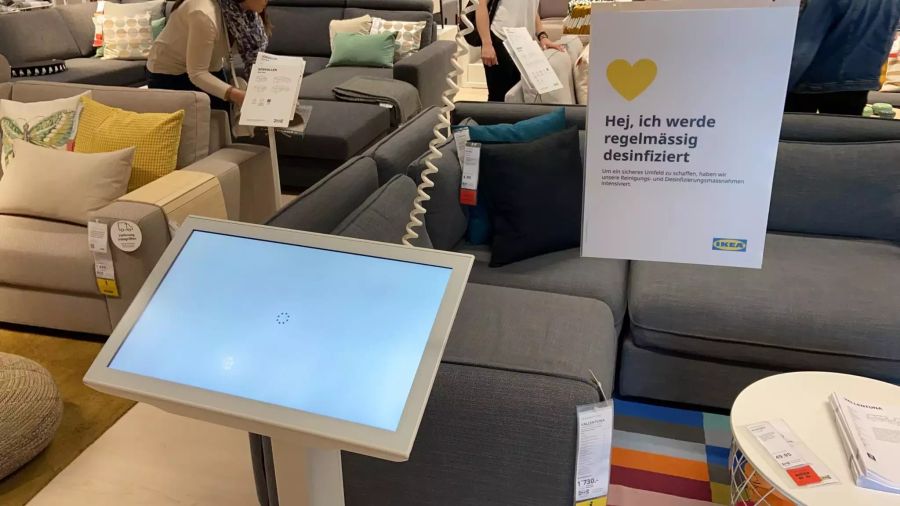 Neue Schilder wegen des Coronavirus bei Ikea in Spreitenbach AG.