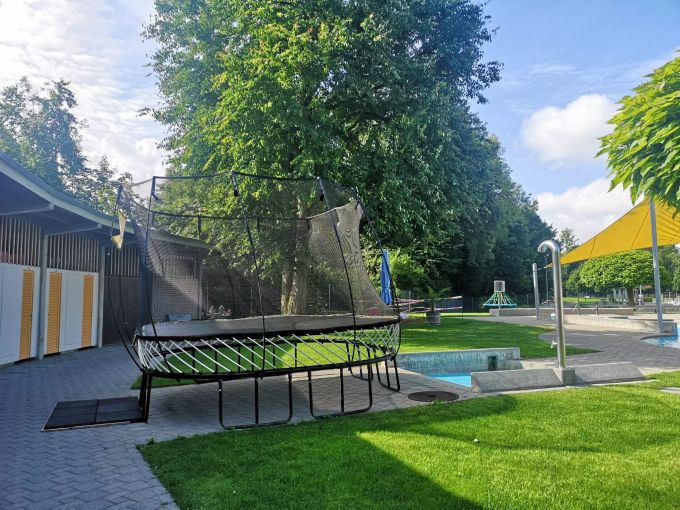 Das grosse Trampolin ist bei den Kids jeweils sehr beliebt. Badi Walkematt Lenzburg