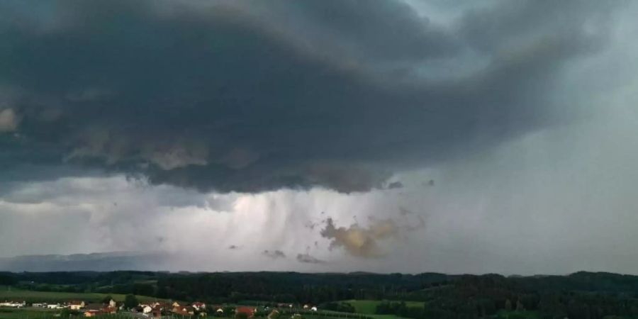 Ein heftiges Gewitter zieht von den Alpen Richtung Allgäu. Foto: Felix Kästle/dpa
