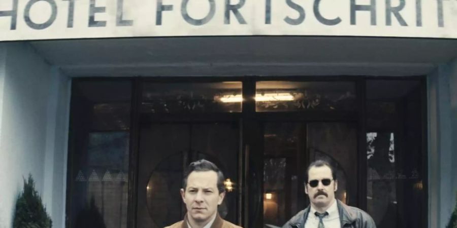 Die ungleichen Ermittler Patrick Stein (Trystan Pütter) und Michael Bach (Felix Kramer) sind im Hotel Fortschritt untergebracht. Foto: Verleih Telepool/dpa