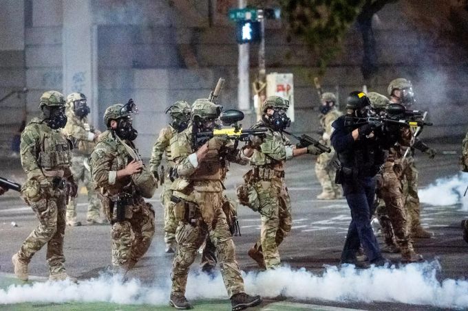 Bundespolizisten treiben um Demonstranten von «Black Lives Matter» auseinander. portland proteste