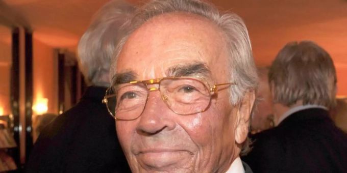 Der Schauspieler Claus Biederstaedt nimmt 2011 an der Gala zum 50-jährigen Bestehen der Kleinen Komödie im Bayerischen Hof teil. Foto: Ursula Düren/dpa Der Schauspieler Claus Biederstaedt nimmt 2011 an der Gala zum 50-jährigen Bestehen der Kleinen Komödie im Bayerischen Hof teil. Foto: Ursula Düren/dpa