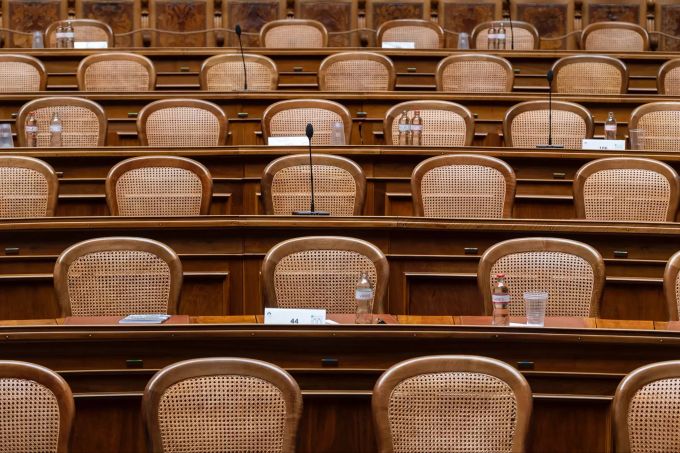 Im Nationalratssaal wird mobile Konferenztechnik installiert, damit dort auch Fraktionssitzungen durchgeführt werden können. Parlament umrüstung nationalratssaal