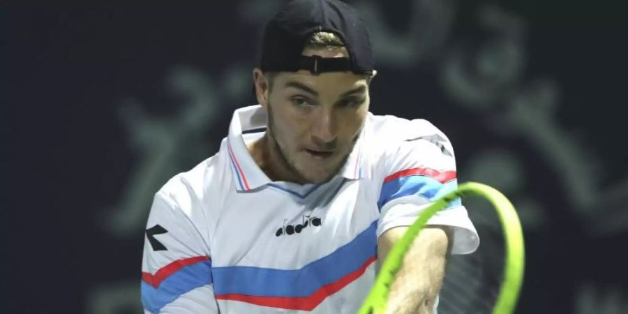 Jan-Lennard Struff wird beim Turnier in Kitzbühel aufschlagen. Foto: Kamran Jebreili/AP/dpa