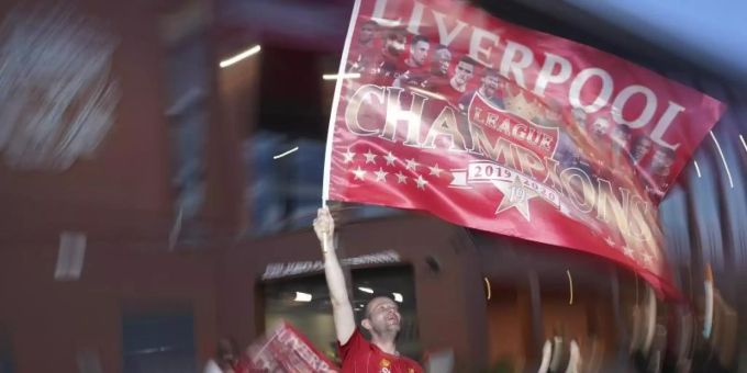 Ein Fan des FC Liverpool schwenkt feiert seinen Verein. Foto: Jon Super/AP/dpa Ein Fan des FC Liverpool schwenkt feiert seinen Verein. Foto: Jon Super/AP/dpa
