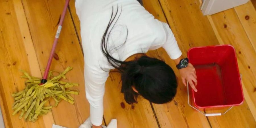 Gut ein Drittel der Bundesbürger erhält regelmässig Unterstützung bei Arbeiten im Haushalt oder im Garten. Doch kommt die Hilfe meistens nicht von Verwandten oder Freunden, sondern von bezahlten Haushaltshilfen. Foto: Ralf Hirschberger/dpa-Zentralbild/dpa