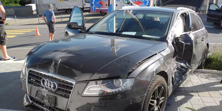 Buttikon SZ: Kollision zwischen zwei Fahrzeugen