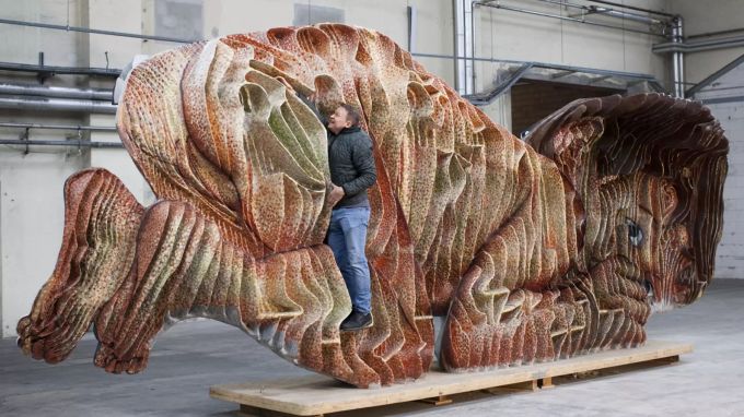 David Pflugi mit seiner Skulptur zu Ehren der Fussball-WM 2014 in Brasilien.
