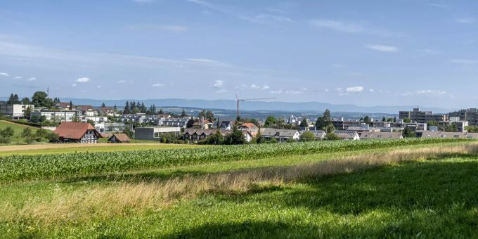 Ein Feld und dahinter der Blick auf Schliern bei Köniz. Ein Feld und dahinter der Blick auf Schliern bei Köniz.