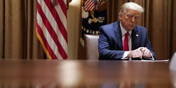 US-Präsident Donald Trump in einem Raum des Kabinetts. donald trump