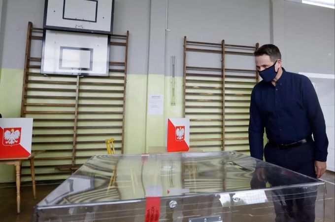 Rafal Trzaskowski (r), Bürgermeister von Warschau und Präsidentschaftskandidat von Polens grösstem Oppositionsbündnis, gibt in einem Wahllokal seine Stimme ab. In Polen hat am Sonntag die Stichwahl um das Präsidentenamt begonnen. Die rund 30 Millionen Wahlberechtigten können sich zwischen Amtsinhaber Duda und seinem oppositionellen Herausforderer Trzaskowski entscheiden. polen wahlen
