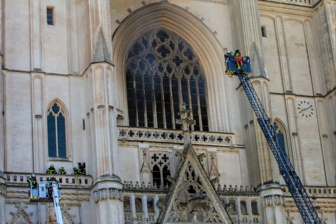 Feuerwehrleute sind im Einsatz, um einen Brand in der Kathedrale Saint-Pierre-et-Saint-Paul zu löschen. In der Kathedrale der westfranzösischen Stadt Nantes ist ein Feuer ausgebrochen. Foto: Laetitia Notarianni/AP/dpa +++ dpa-Bildfunk +++ Brand in Kathedrale