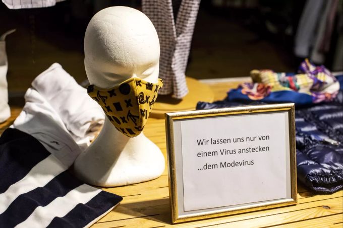 Eine Schaufensterpuppe trägt eine Schutzmaske gegen das Coronavirus in einem Schaufenster in Zug. Coronavirus Zug Schutzmaske