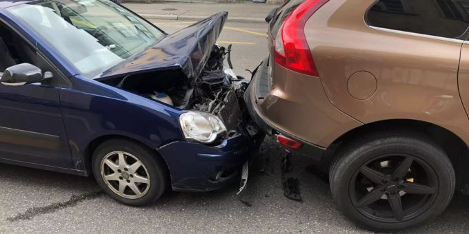 Schaffhausen SH: Heftiger Auffahrunfall. Schaffhausen Auffahrunfall