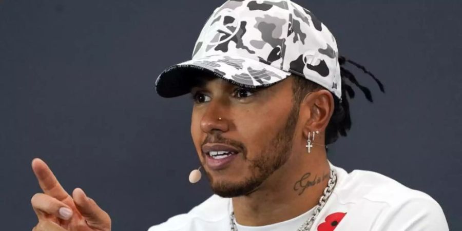 Lewis Hamilton ist auch zu den von ihm ungeliebten Einsätzen im Simulator bereit. Foto: Chuck Burton/AP/dpa