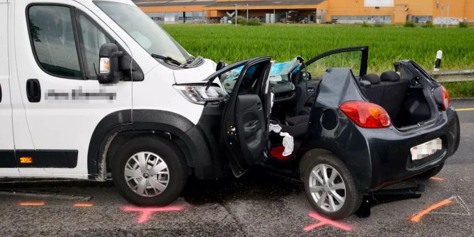 Die Autofahrerin musste durch die Rega ins Spital geflogen werden. Die Autofahrerin musste durch die Rega ins Spital geflogen werden.