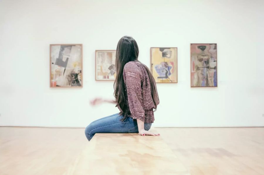 Frau in einer Ausstellung