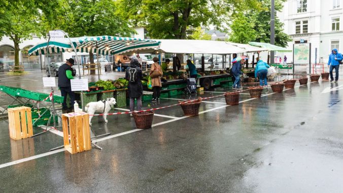 Trotz Regen wird der Markt rege besucht.