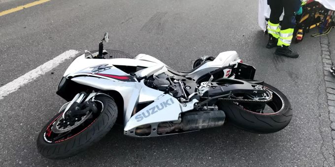 Der Motorradfahrer wurde beim Unfall leicht verletzt.