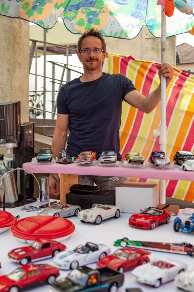 George T. verkauft spezielle Spielzeugautos am Flohmarkt