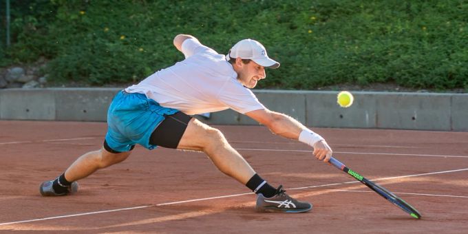 Dario Huber und seine Teamkollegen des TC Zofingen nehmen Favorit Nyon vier Punkte ab. Tennisverband Aargau Dario Huber