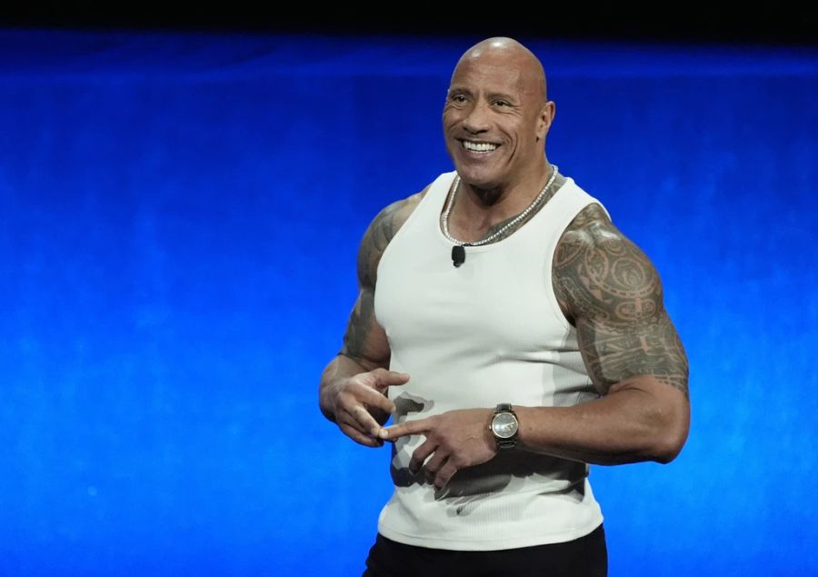 Beim Training wird eine erhöhte Testosteron-Menge ausgeschüttet. Deshalb haben viele Muskelpakete eine Glatze – so zum Beispiel Schauspieler Dwayne «The Rock» Johnson.