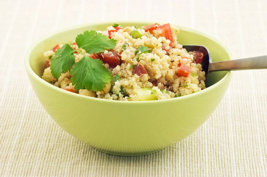 Eine Quinoa-Bowl können Sie nach Herzenslust selbst gestalten – vegan, vegetarisch oder auch mit etwas Fleisch.