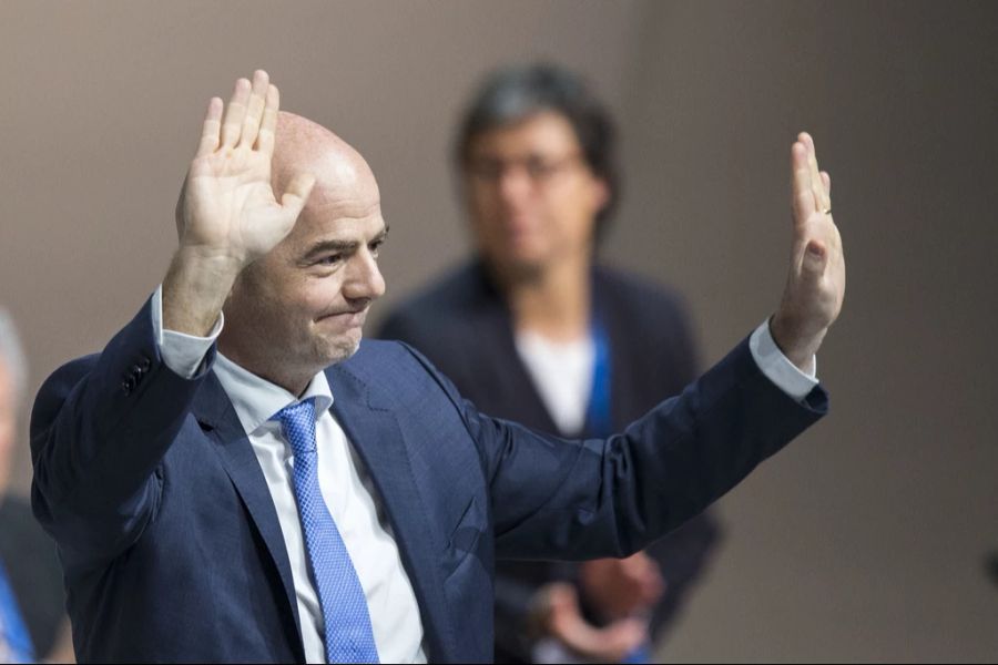 Den Standortwechsel müsste Infantino nicht selbst vorschlagen: Stattdessen könnte einer der nationalen Verbände in die Bresche springen: Der Präsident könnte die Distanz wahren. (Archivbild)