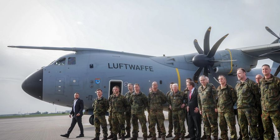 Bundesverteidigungsminister Boris Pistorius (M) verabschiedet Anfang April das Vorkommando der Brigade Litauen auf dem militärischen Teil des Flughafens Berlin-Brandenburg.