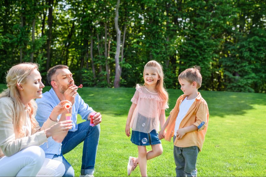 Familie mit Seifenblasen