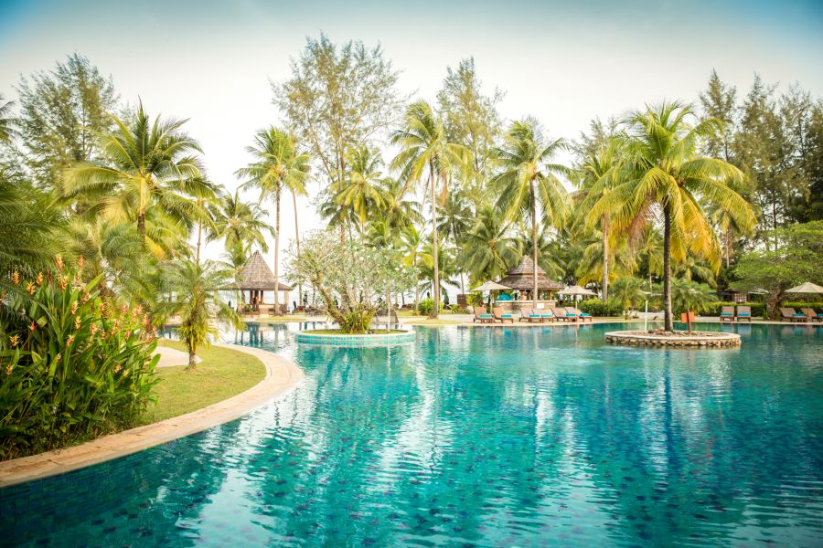 Der ROBINSON KHAO LAK am «Khuk Khak»-Strand und ist umegeben vom üppigen Grün der tropischen Landschaft.