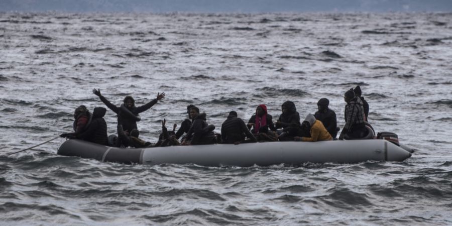ARCHIV - Migranten kommen in einem Schlauchboot auf dem Weg aus der Türkei zur griechischen Insel Lesbos. Foto: Angelos Tzortzinis/dpa
