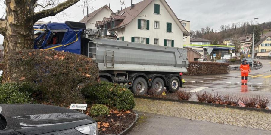 Ein Lastwagenchauffeur fuhr in Uetikon am See über eine Kreuzung in einen Baum.